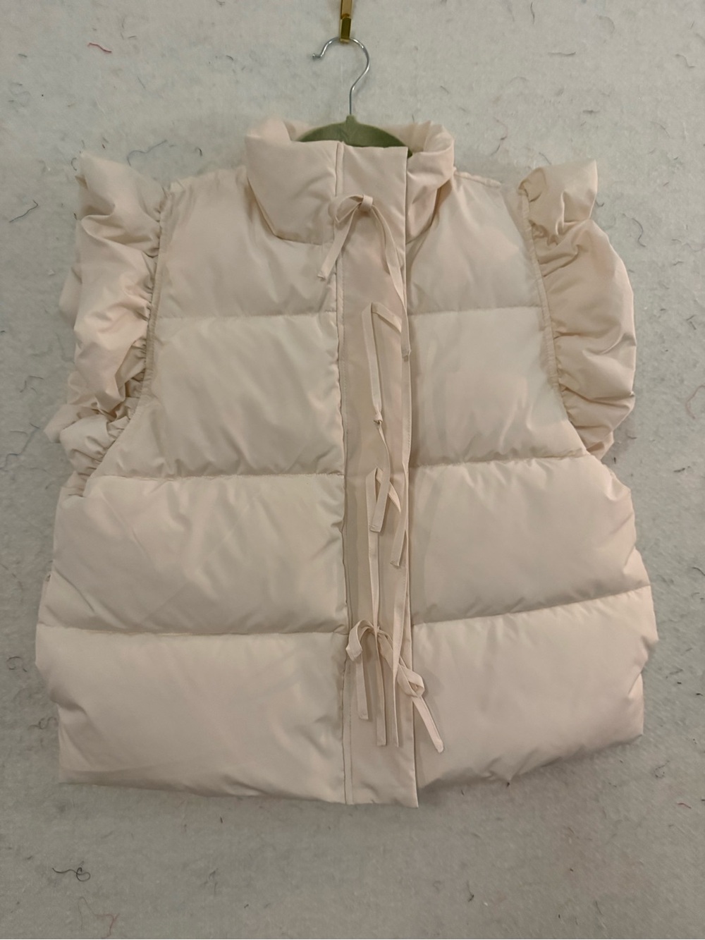 JODIFL Cream Ruffle-Sleeve Puffer Vest